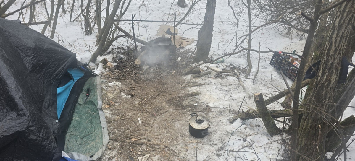 BRZOZÓW: Czujność mieszkańca uratowała życie. Mężczyzna trafił do schroniska [ZDJĘCIA]