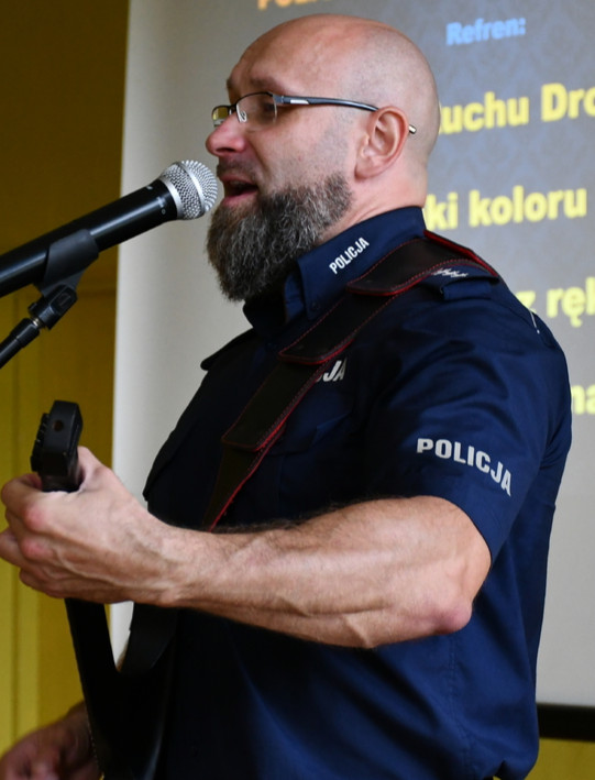 Autorski program policjanta z Ustrzyk! Pisze teksty, tworzy muzykę, śpiewa! (VIDEO)