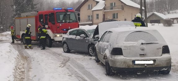 Straciła panowanie nad pojazdem. Czołówka w Izdebkach (FOTO)