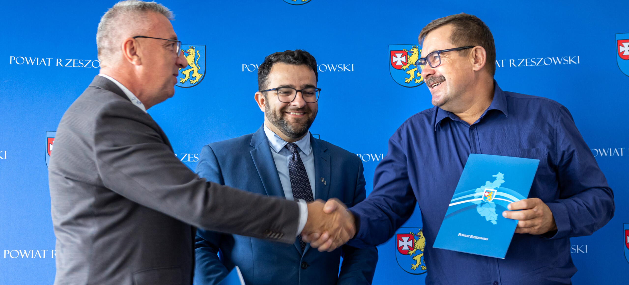 Zabytkowa szkoła, nowoczesne rozwiązania. Podpisano umowę na termomodernizację Zespołu Szkół w Sokołowie Małopolskim