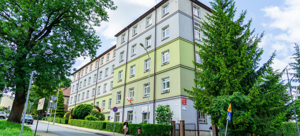 Szkoła w czasie wakacji nie próżnuje. Trwają prace modernizacyjne (ZDJĘCIA)