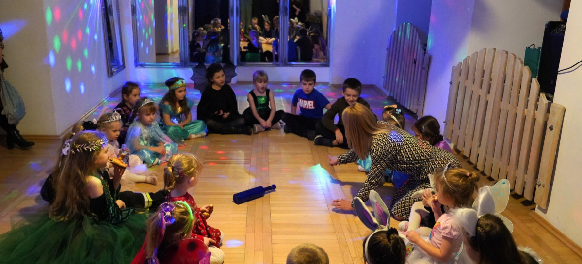 Wróżby, tańce i niezapomniana zabawa. Andrzejki w MDK Sanok [VIDEO, ZDJĘCIA]