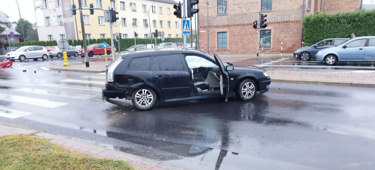 Kolizja na skrzyżowaniu Mickiewicza i Królowej Bony (ZDJĘCIA)