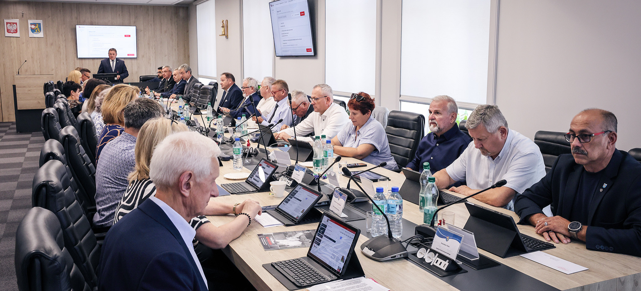 Lepsza opieka zdrowotna i nowe inwestycje na ostatniej sesji Rady Powiatu Rzeszowskiego