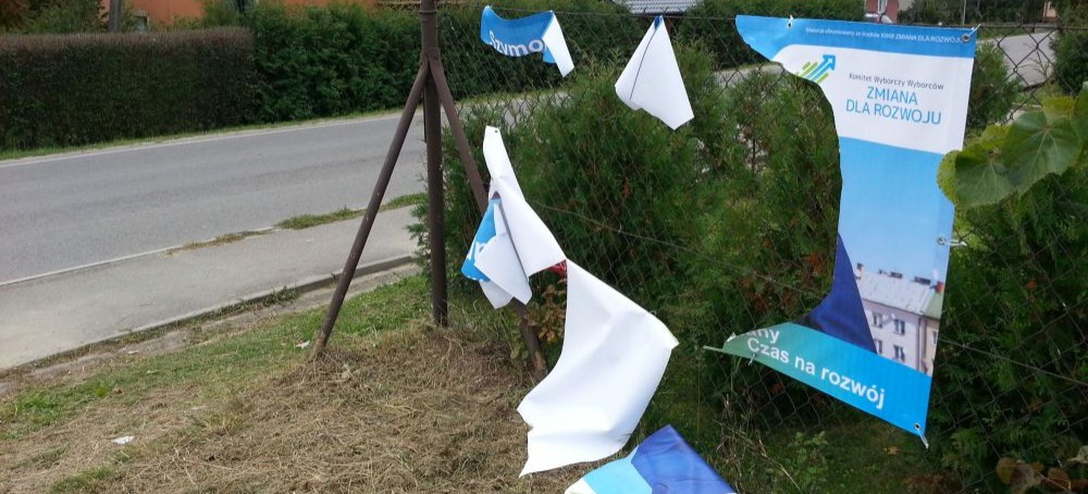 Zdewastowane banery Szymona Stapińskiego, kandydata na urząd burmistrza Brzozowa (FOTO)