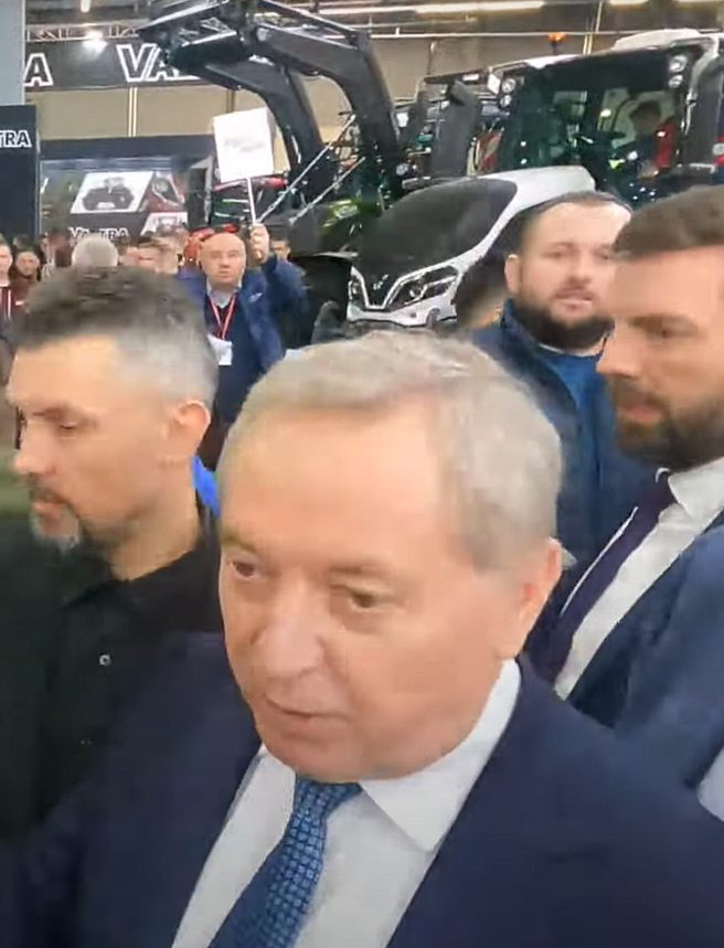 ROLNICY: Judasze! Spieprzaj dziadu! Oszukana wieś! Minister Kowalczyk z PiS wygwizdany przez rolników i ewakuowany przez ochronę