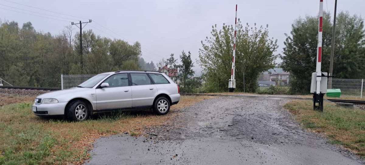 Ruch pociągów wstrzymany. Samochód na przejeździe