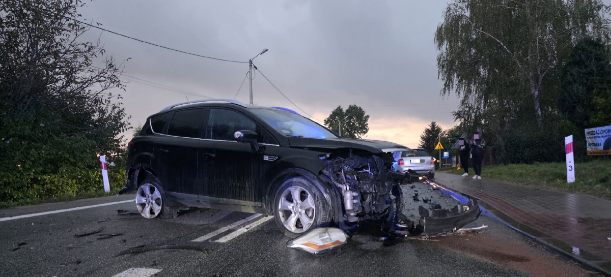 SANOK: Zderzenie trzech pojazdów na ul. Lipińskiego. Dwie osoby trafiły do szpitala [ZDJĘCIA, VIDEO]