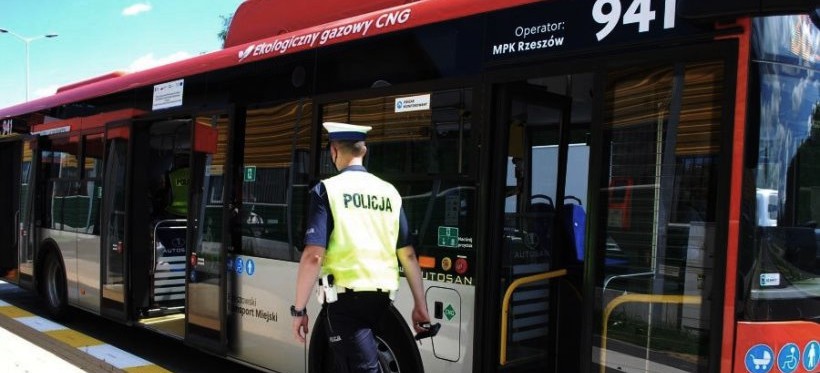 RZESZÓW. Policjanci sprawdzali, czy pasażerowie noszą maseczki. 20 pouczeń