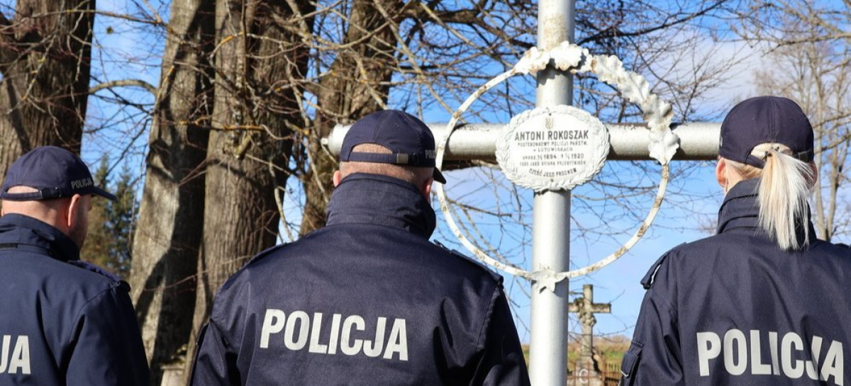 POWIAT BIESZCZADZKI: Policjanci oddali hołd poległym funkcjonariuszom