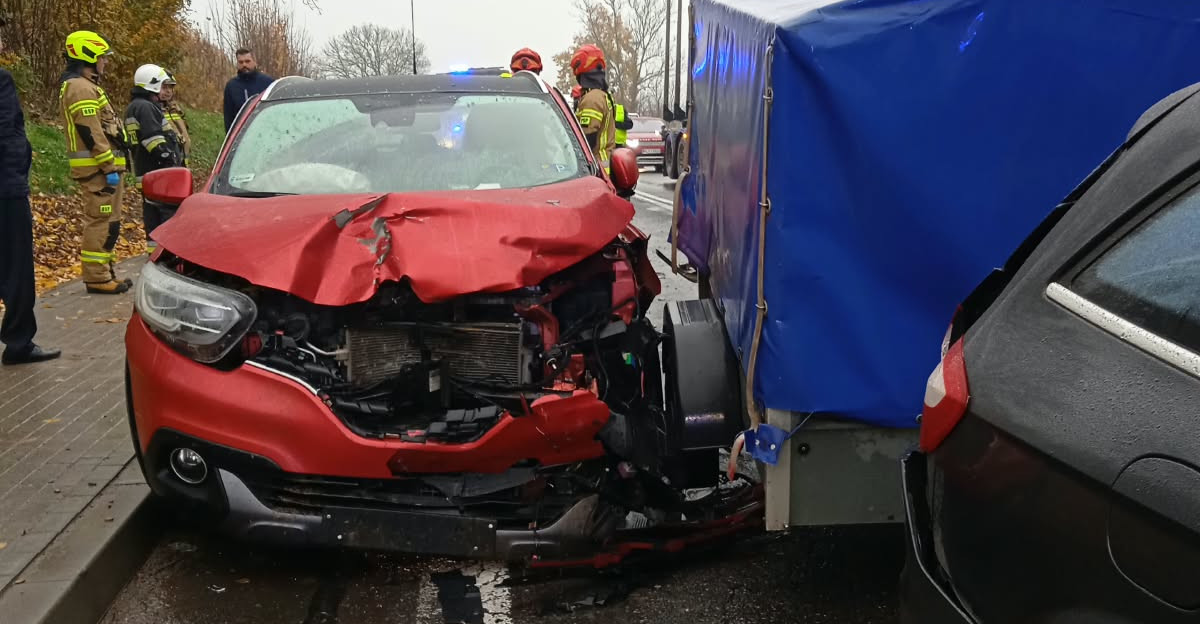 Efekt domina na DW 886! Cztery samochody zderzyły się pod Brzozowem. Jedna osoba w szpitalu