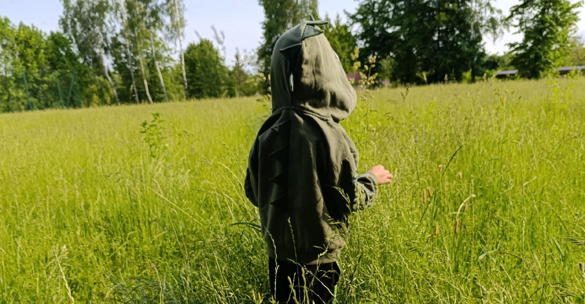 „Panie burmistrzu, gdzie mają się bawić moje dzieci?” – mieszkańcy Zatorza alarmują o stanie zaniedbanego placu zabaw i boiska (VIDEO, ZDJĘCIA)