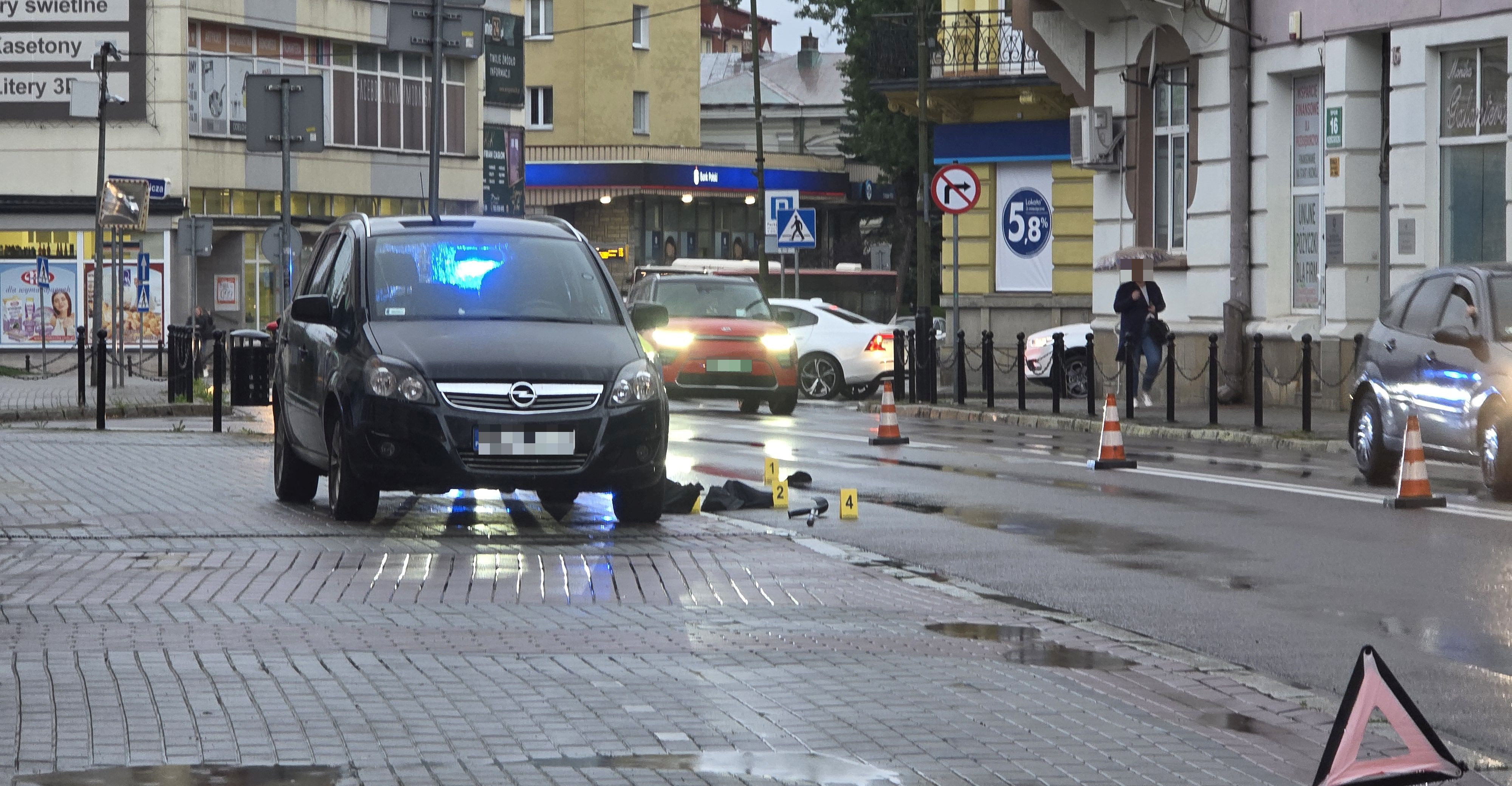 SANOK: Potrącenie na ul. Kościuszki. 80-latek trafił do szpitala [ZDJĘCIA]