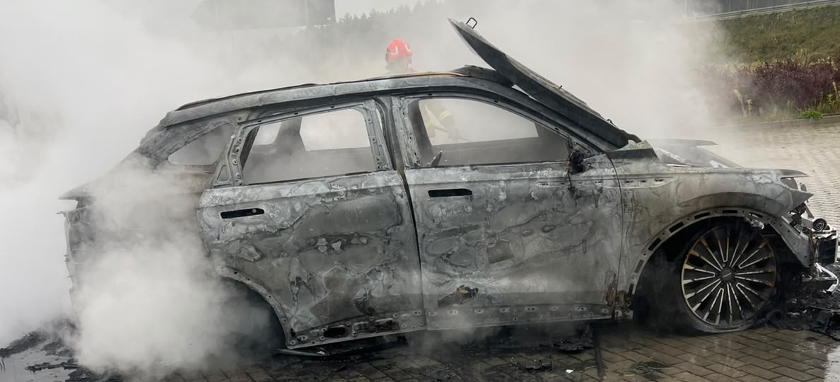 Osobówka stanęła w ogniu podczas kontroli! Policjanci ruszyli z pomocą [ZDJĘCIA]