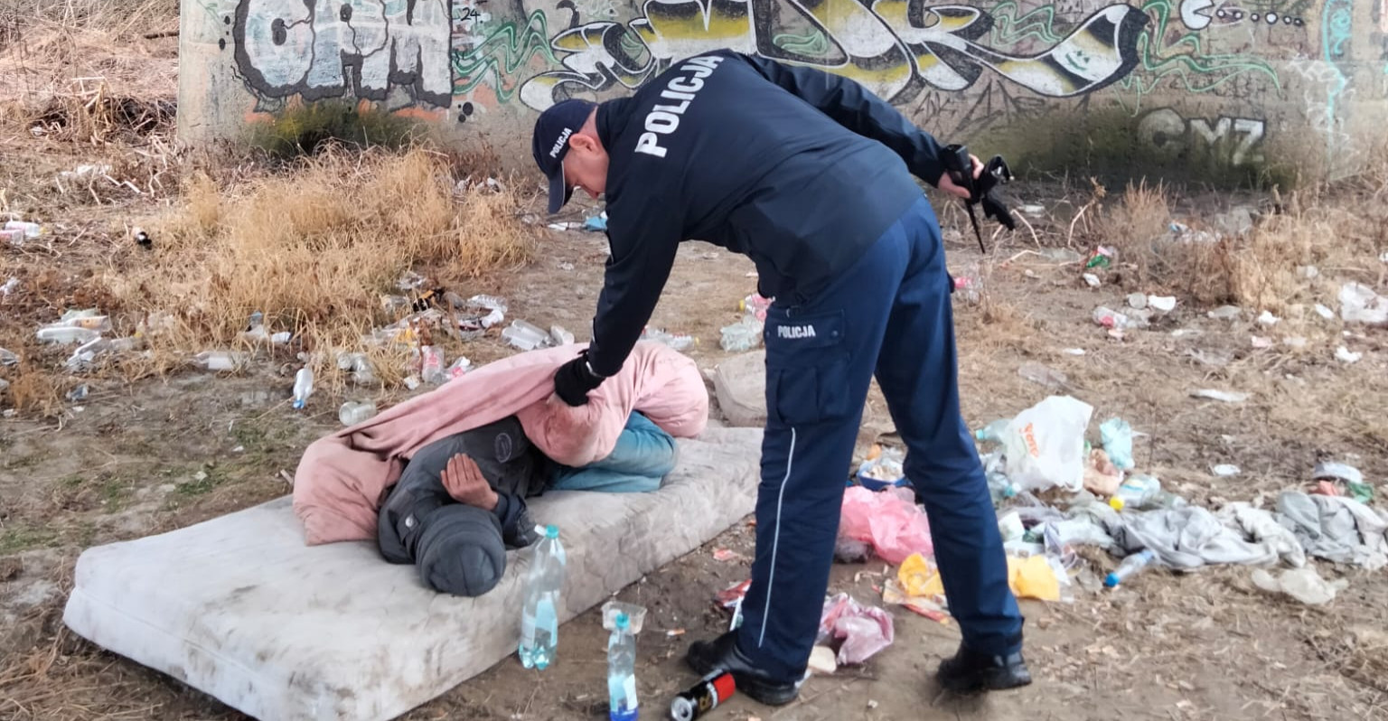 Skrajnie wychłodzony mężczyzna pod mostem. Uratowali go dzielnicowi