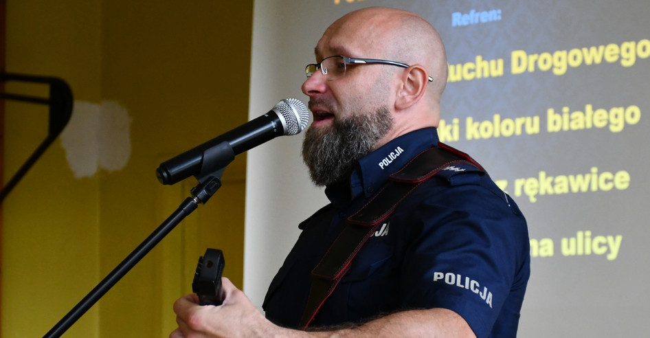 Autorski program policjanta z Ustrzyk! Pisze teksty, tworzy muzykę, śpiewa! (VIDEO)