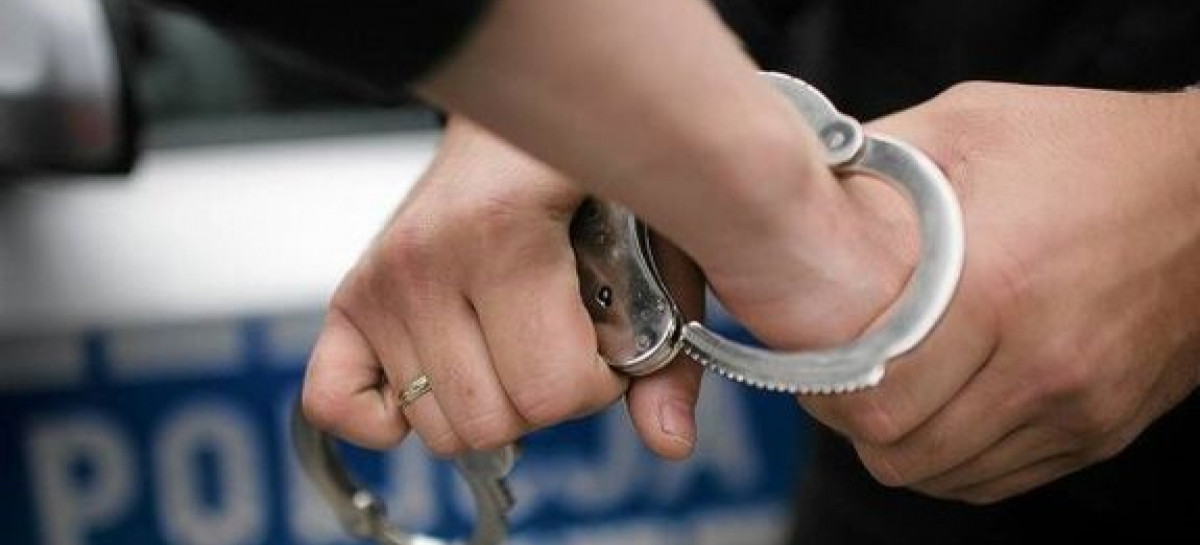HŁOMCZA: Potrącił motocyklistę, wyrzucił telefon świadka i uciekł – trafił do aresztu na 3 miesiące