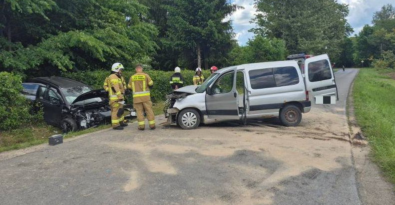 PODKARPACIE: Zderzenie czołowe dwóch osobówek, cztery osoby w szpitalu