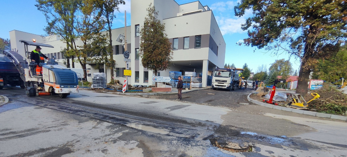 Utrudnienia przy SPZOZ w Sanoku. Trwają prace nad nową nawierzchnią