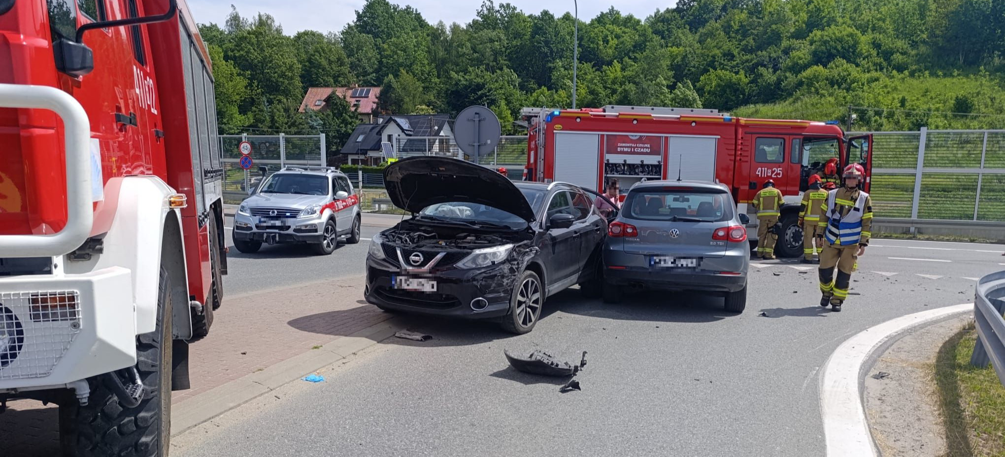 Zderzenie trzech pojazdów w Brzozowie. Jedna osoba trafiła do szpitala [ZDJĘCIA]