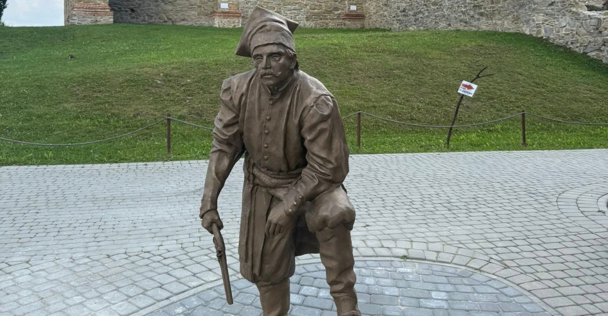 „Ostatni Obrońca” powrócił do Zagórza. Nowa rzeźba przy ruinach Klasztoru Karmelitów Bosych