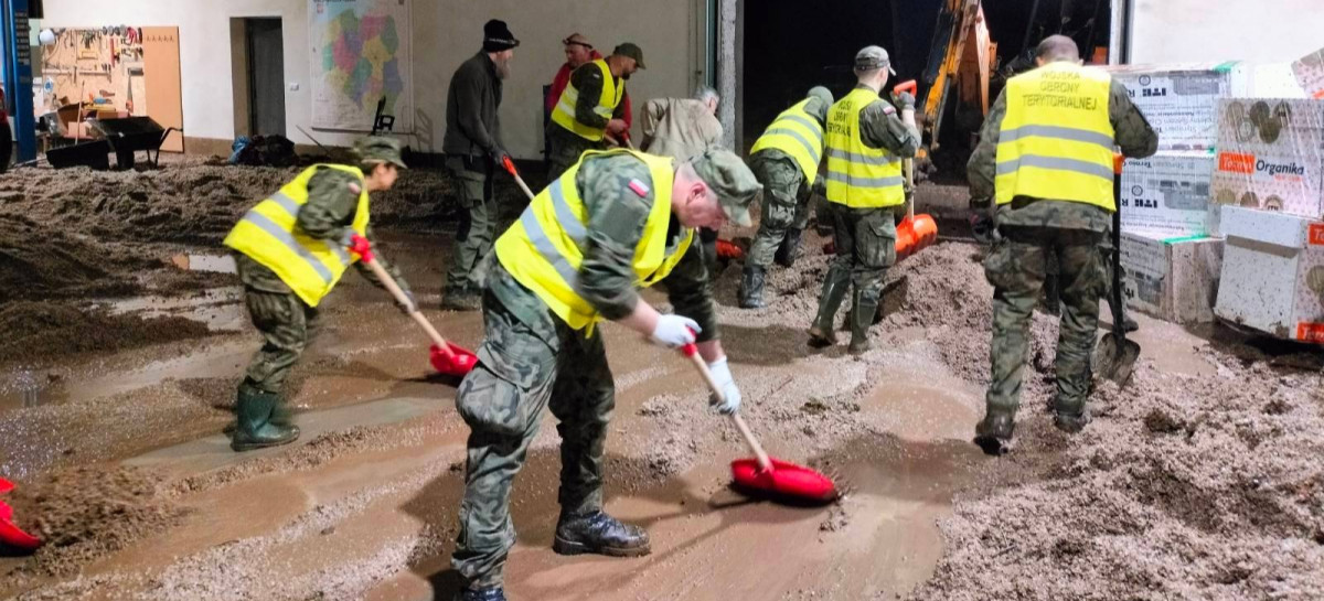 PODKARPACIE: Żołnierze Wojska Polskiego wspierają mieszkańców Pawłosiowa