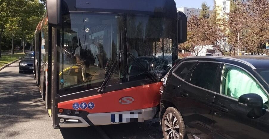 Kolizja autobusu i Volvo w Rzeszowie. Pasażer trafił do szpitala