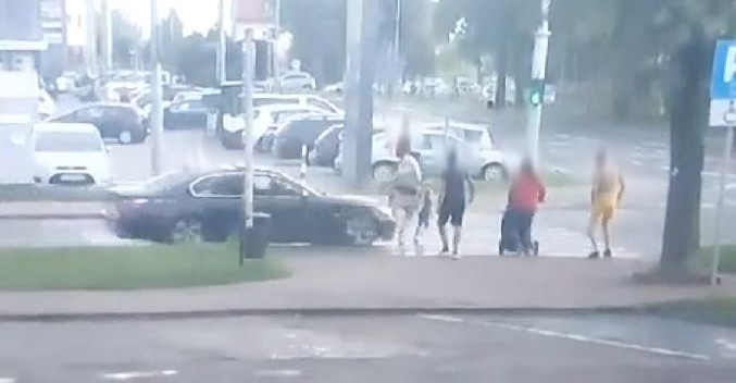 KU PRZESTRODZE! Potrącił kobietę z dzieckiem na przejściu dla pieszych! (VIDEO)