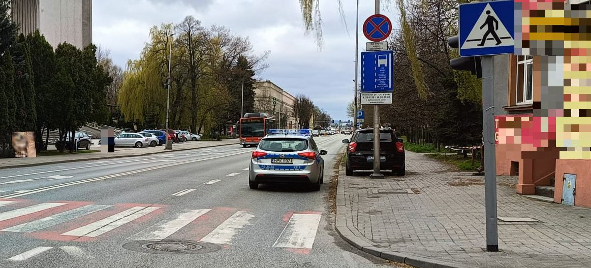 Potrącenie na ulicy Dąbrowskiego. 33-letnia kobieta trafiła do szpitala