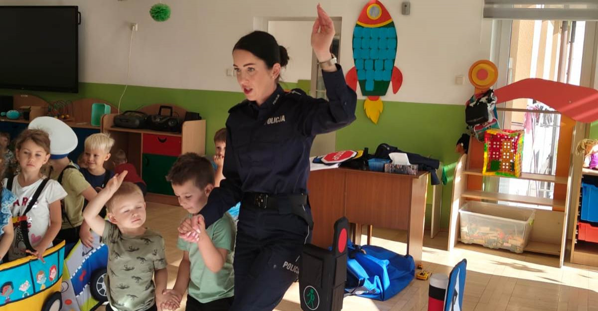 Policjanci z Leska odwiedzili przedszkolaków w Hoczwi. Rozmawiali o bezpieczeństwie