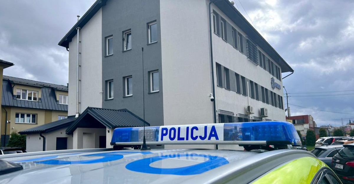 BRZOZÓW: Wjechali oplem w sklep! Kierowca i pasażerowie uciekli, 22-latka w rękach policji