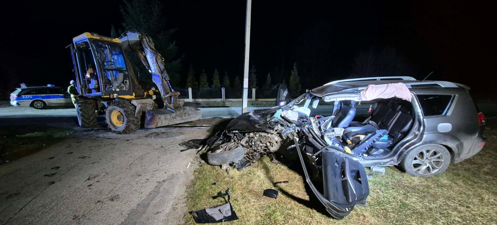 PODKARPACIE: Zderzenie osobówki z koparką w Błoniu. 21-letni kierowca citroena trafił do szpitala