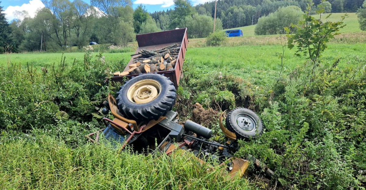 BIESZCZADY: Wypadek z udziałem ciągnika rolniczego. Interweniowały służby [ZDJĘCIA]