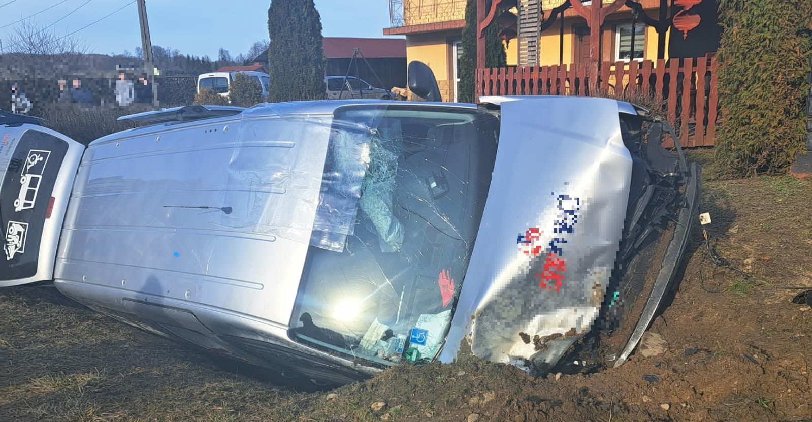 NIEBOCKO: Wypadek busa w Niebocku. Dwie osoby trafiły do szpitala [ZDJĘCIA]