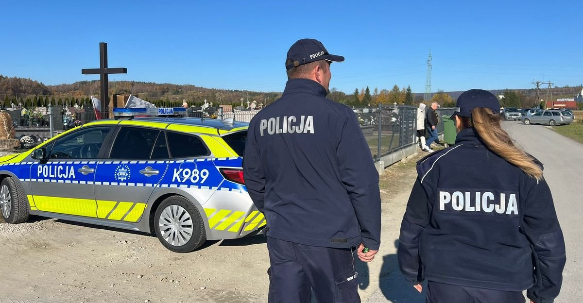 WSZYSTKICH ŚWIĘTYCH. Policja podsumowuje swoje działania (ZDJĘCIA)