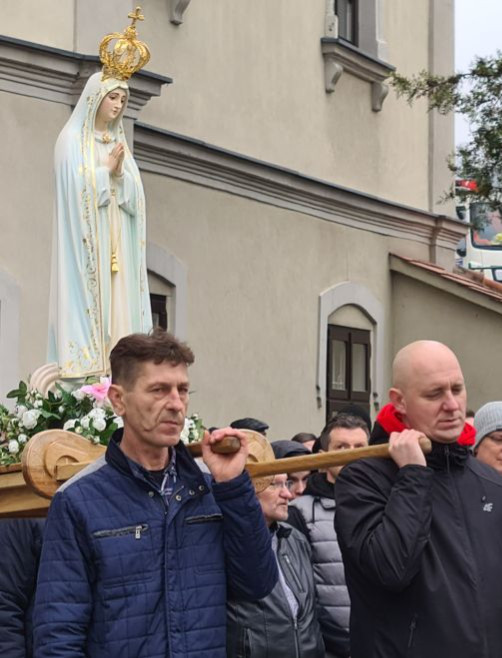 Świadectwo wiary. „Męski różaniec” na ulicach Przemyśla (VIDEO Z LOTU PTAKA)