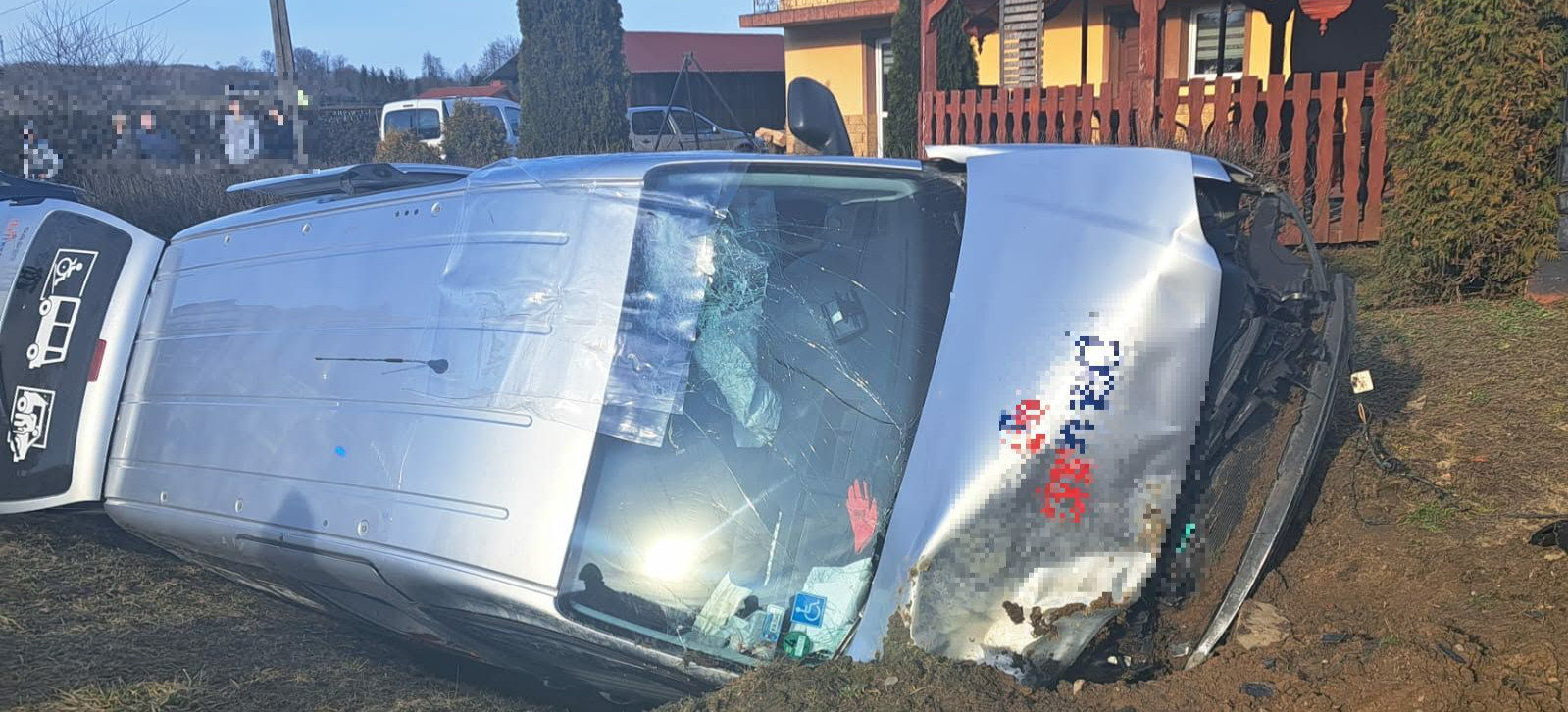 NIEBOCKO: Wypadek busa w Niebocku. Dwie osoby trafiły do szpitala [ZDJĘCIA]