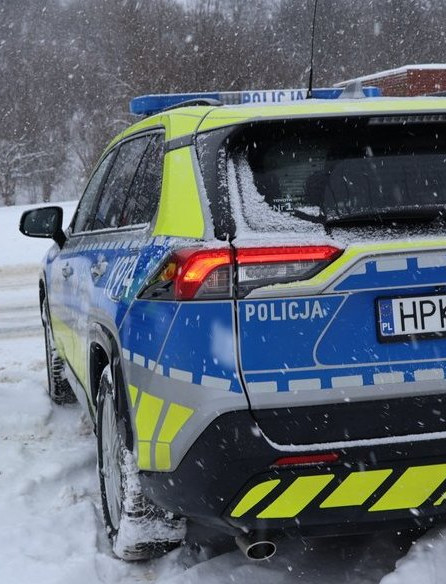 BIESZCZADY: Policjanci uratowali wychłodzonego 15-latka. Leżał w głębokiej zaspie