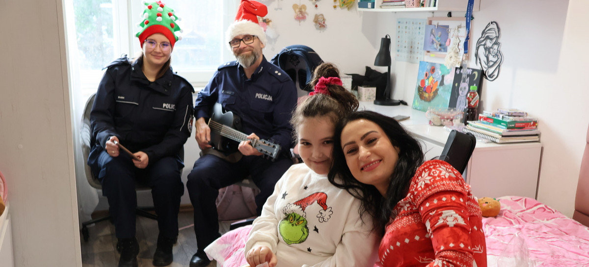 USTRZYKI DOLNE: Świąteczna wizyta policjantów u Wiktorii. Wyjątkowe spotkanie pełne serdeczności [FOTO]