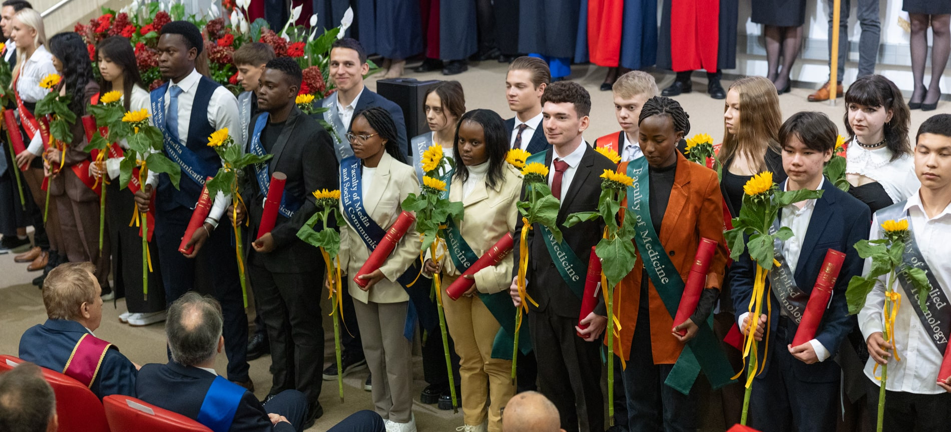 Inauguracja na WSIiZ.  Zamiast 2 tys. obcokrajowców, tylko 100. Uczelnia ubolewa (ZDJĘCIA)