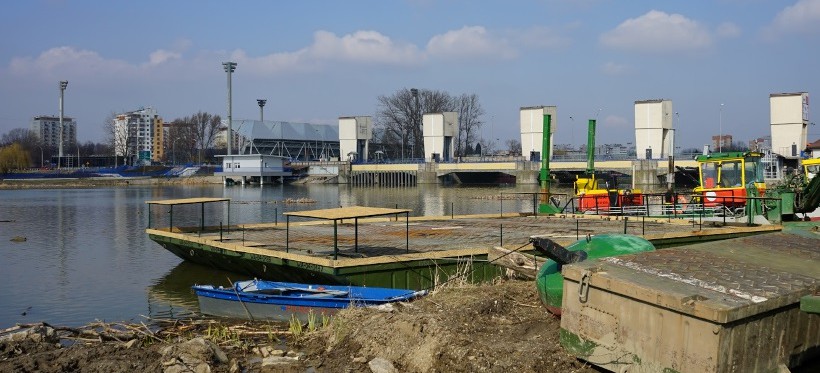 RZESZÓW. Odmulanie zalewu. Rozpoczęto budowę barki dla ptaków (FOTO)