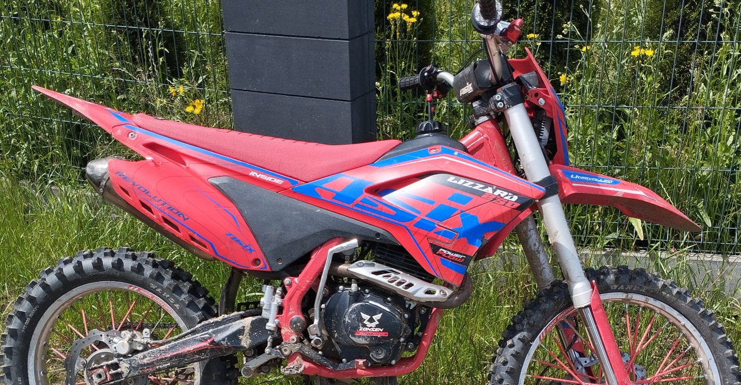 BRZOZÓW: 14-latek na crossie uderzył w ogrodzenie. Trafił do szpitala