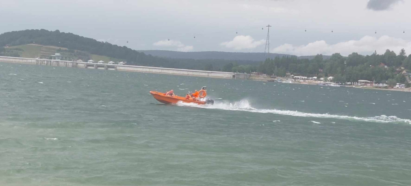 Akcja ratunkowa na Jeziorze Solińskim. Szkwał wywrócił kilkanaście łódek  (ZDJĘCIA)