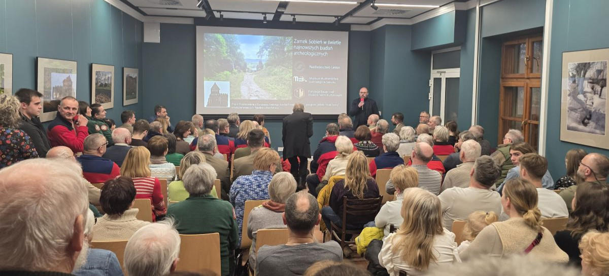 Tłumy na wykładzie o Zamku Sobień. Najnowsze odkrycia archeologiczne odsłaniają tajemnice [VIDEO, ZDJĘCIA]
