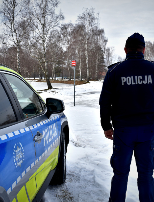 Kruchy lód to śmiertelna pułapka. Dzielnicowi patrolują akweny wodne w czasie ferii