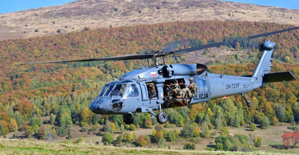 Policyjni kontrterroryści ćwiczyli w Bieszczadach. W akcji śmigłowiec Black Hawk (VIDEO, ZDJĘCIA)