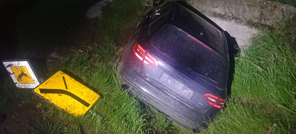 23-latek stracił panowanie nad pojazdem i wpadł do rowu [ZDJĘCIA]