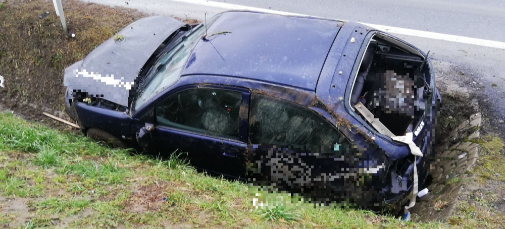 Samochód wjechał do rowu. Zatrzymał się na przepuście (ZDJĘCIA)