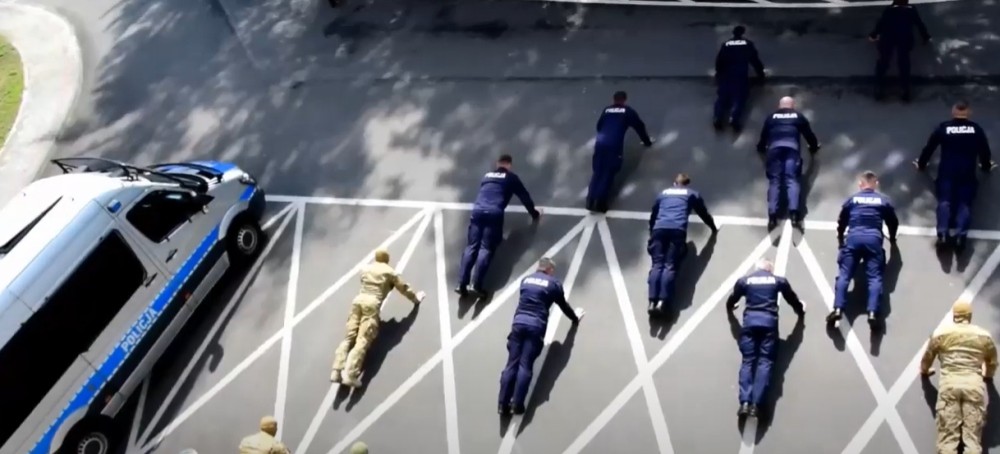 #GaszynChallenge. Rzeszowscy policjanci „pompują” dla chorych dzieci! (WIDEO)