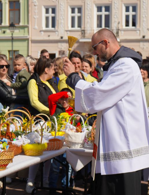 SANOK: Tradycyjne święcenie koszyków Wielkanocnych na rynku [VIDEO, ZDJĘCIA]